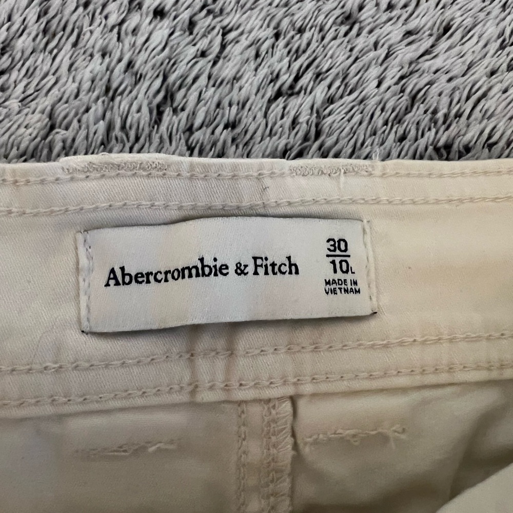 Abercrombie Cream Cargo Pants. Women’s Size 10 Long/ 30 Long. Worn once.